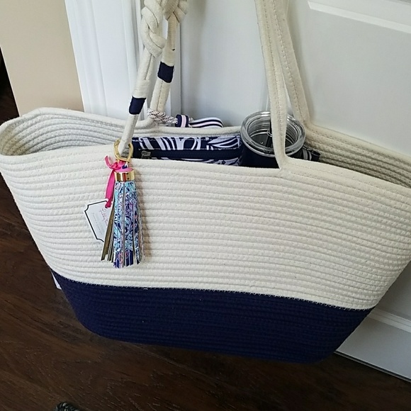 Lilly Pulitzer keychain/bag charm in Gypsea Girl - Picture 4 of 5